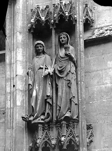 Cour des Libraires; statues regardant l'est : Sainte-Barbe et Sainte-Marguerite