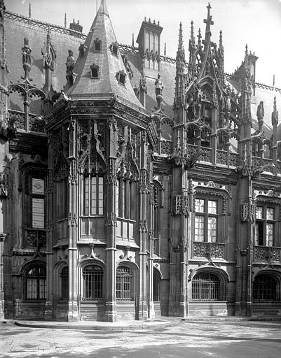 Tourelle sud de la façade sur cour