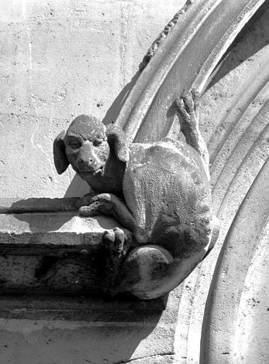 Façade sud, retombée d'un arc d'un linteau de fenêtre: chien