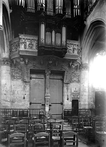 Porte sous le buffet d'orgue