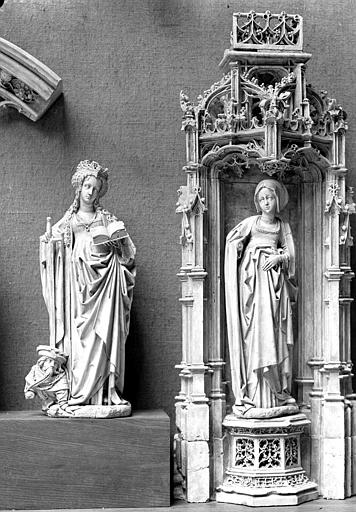 Statuettes de droite et dais