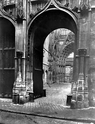 Porte de la cour des Libraires