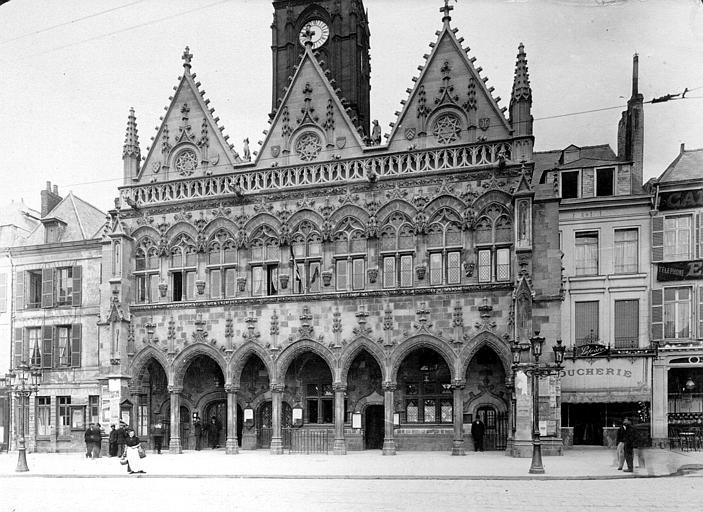 Partie principale de la façade sur la place