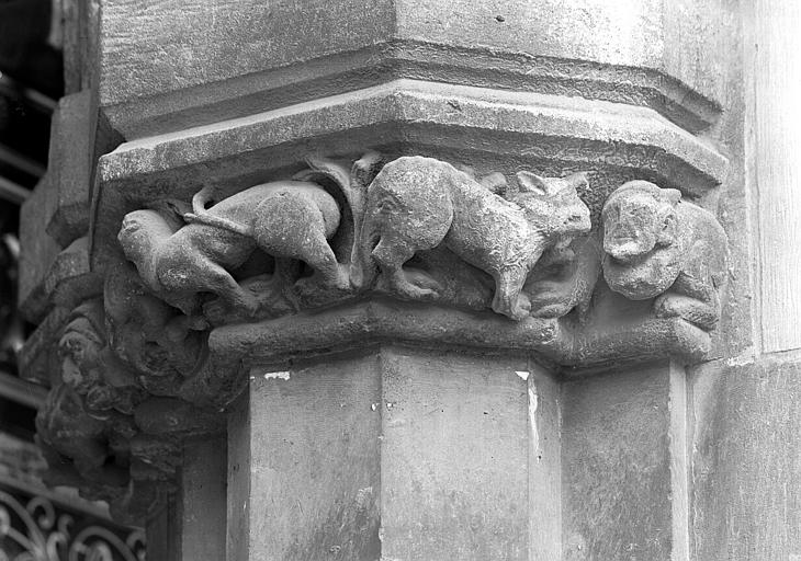 Motif ornant la façade sous le portique ou sous arcade