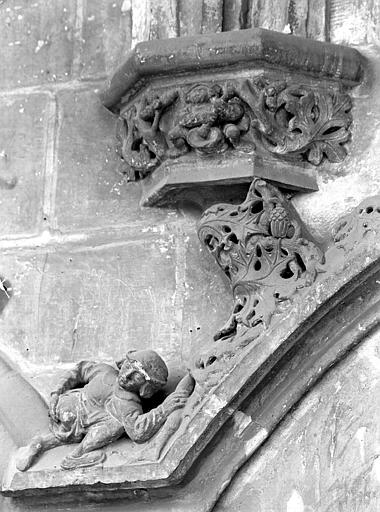 Motif ornant la façade sous les arcades ou au-dessus d'une porte