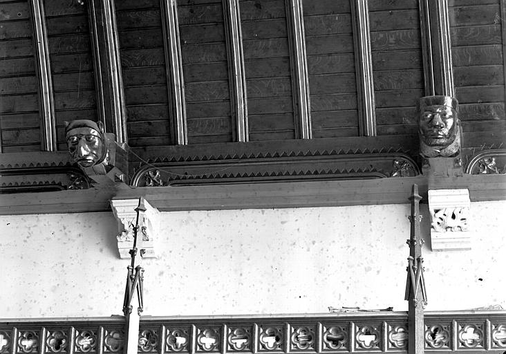 Corniche d'une salle voisine de la salle du conseil, au premier étage