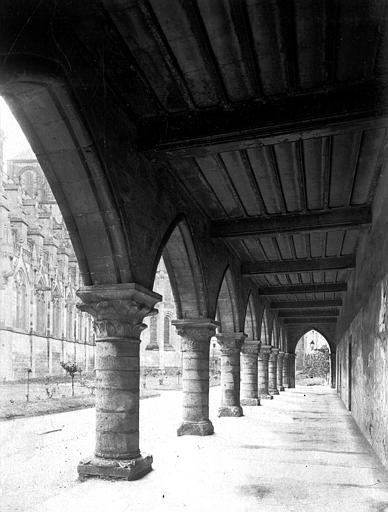 Façade sud, dessous des arcades