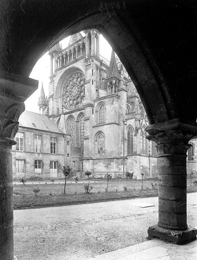 Façade sud, dessous d'une arcade, façade est de la cathédrale vue à travers l'arcade