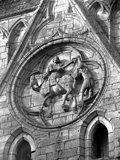 Médaillon du fronton occidental, bas-relief: légende de Saint-Martin