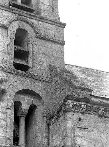 Clocher et corniche, détail