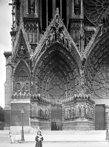 Façade ouest, portail de gauche côté nord