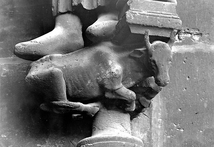 Ebrasement de droite de la porte de droite de la façade ouest, socle de la statue de Moïse : le veau d'or