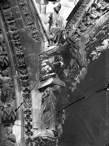 Façade ouest, écoinçon de gauche de la retombée des arcs des portes de gauche et de droite