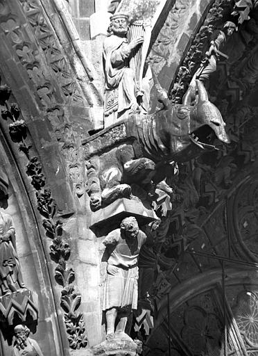 Façade ouest, écoinçon du centre de la retombée des arcs des portes de gauche et de droite