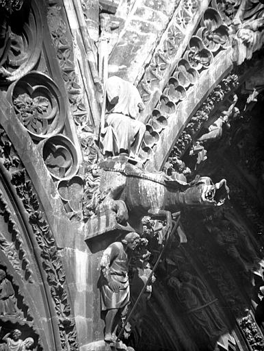 Façade ouest, écoinçon de droite de la retombée des arcs de la porte de gauche et de l'arcade pleine de gauche