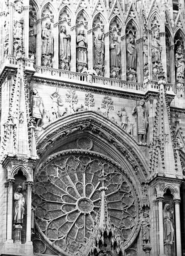 Partie de la façade ouest, statues de rois et rose