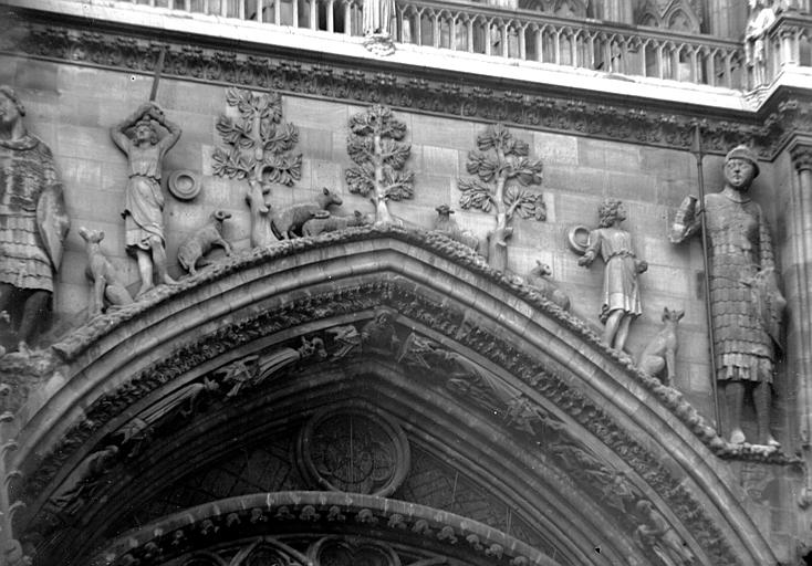 Dessus du portail côté nord, bas-relief surmontant la rose centrale : David et Goliath