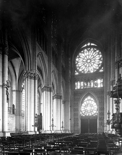 Intérieur, vue de la nef dans le sens est-ouest