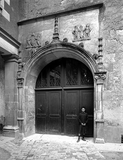 Porte sur la cour d'entrée