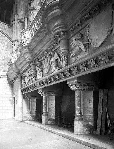 Cheminée de la salle des Pas perdus, prise de droite