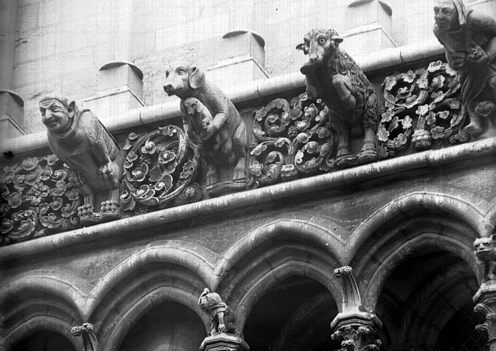 Frise ornée de sculptures en forme de gargouilles au-dessus de la première galerie