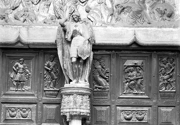 Boiseries de la porte centrale: statue de Saint-Michel