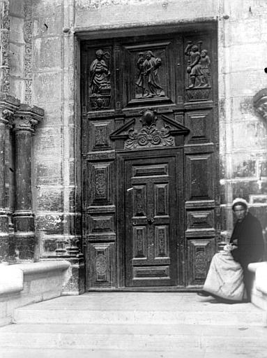 Vue extérieure de la porte ouest de droite fermée