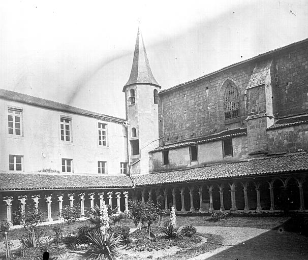 Cour et cloître, vue en largeur