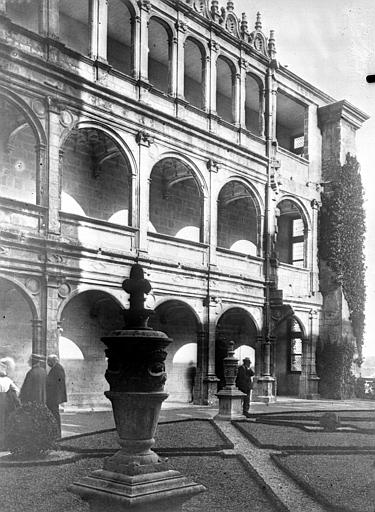 Vue extérieure de la cour de l'aile ouest