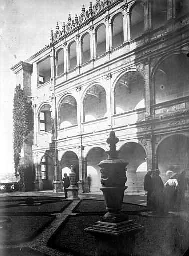 Vue extérieure de la cour de l'aile ouest