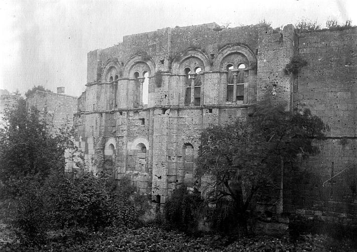 Façade à fenêtres romanes géminées