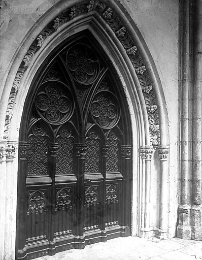 Eglise. Porte du cloître, près du choeur