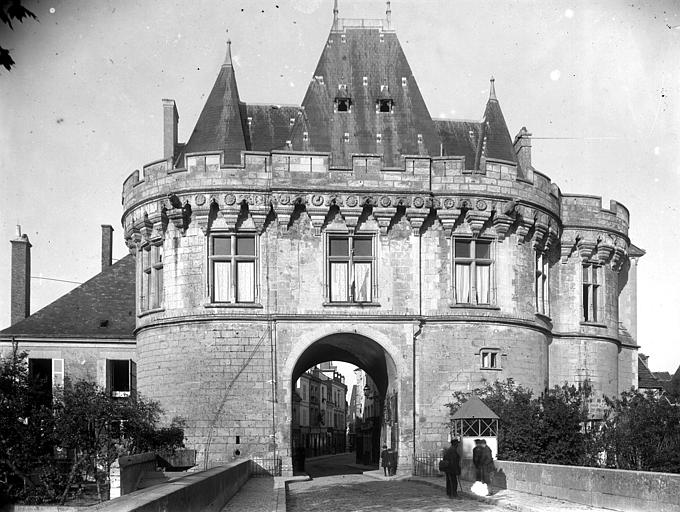 Façade porche, du côté du pont