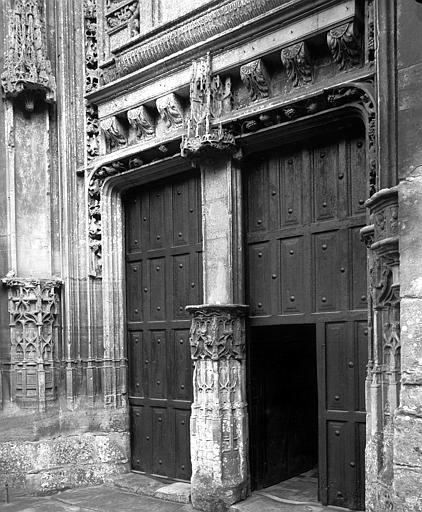 Portail du transept nord : porte, linteau et trumeau