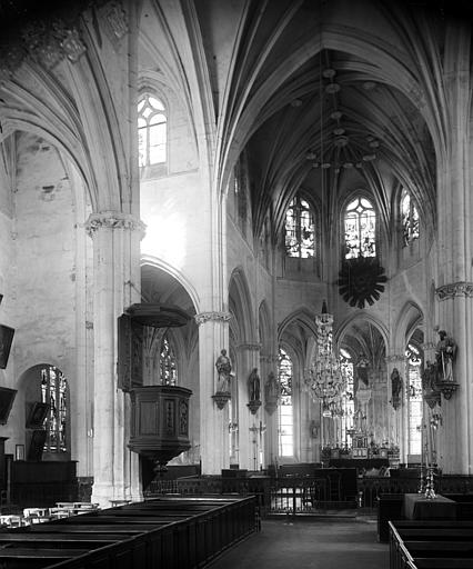 Vue intérieure de la nef vers le choeur