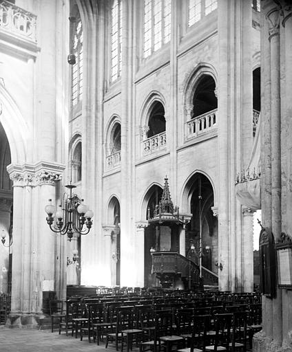 Vue intérieure de la nef, prise du transept sud vers le nord-ouest