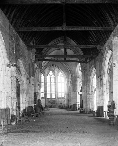 Vue intérieure de la nef vers le choeur