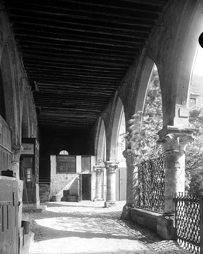 Vue intérieure d'une galerie d'arcades