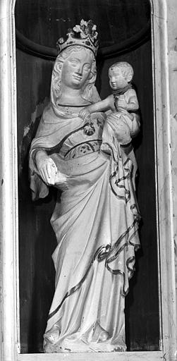 Statue de la Vierge à l'Enfant dans une niche