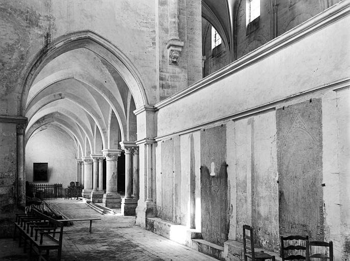 Vue intérieure du bas-côté sud : pierres tombales encastrées dans le mur - © Ministère de la Culture (France), Médiathèque du patrimoine et de la photographie, diffusion GrandPalaisRmn Photo