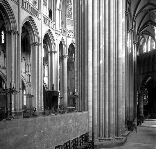 Vue intérieure du choeur prise du bas-côté sud