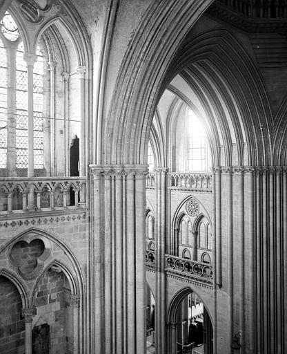 Vue intérieure du transept sud et de la nef, au niveau des fenêtres hautes