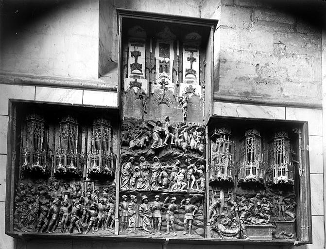 Retable en bois sculpté peint et doré : Scènes de la Passion