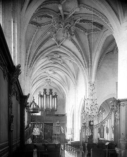 Vue intérieure de la nef vers l'entrée