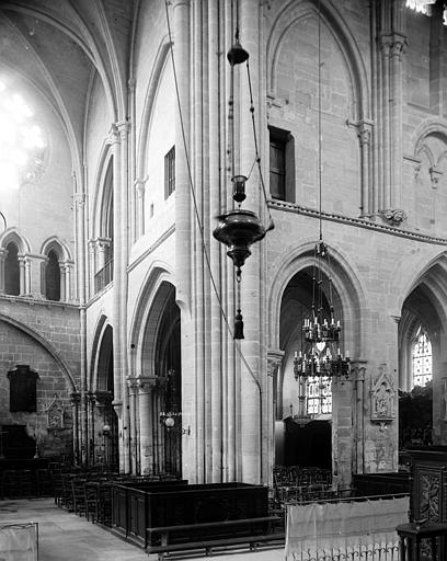 Vue intérieure de la nef et du transept nord, vers le nord-est