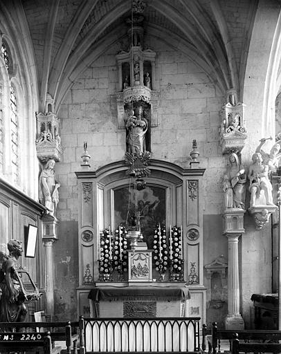 Vue intérieure de la chapelle du bas-côté nord, côté choeur : autel et retable