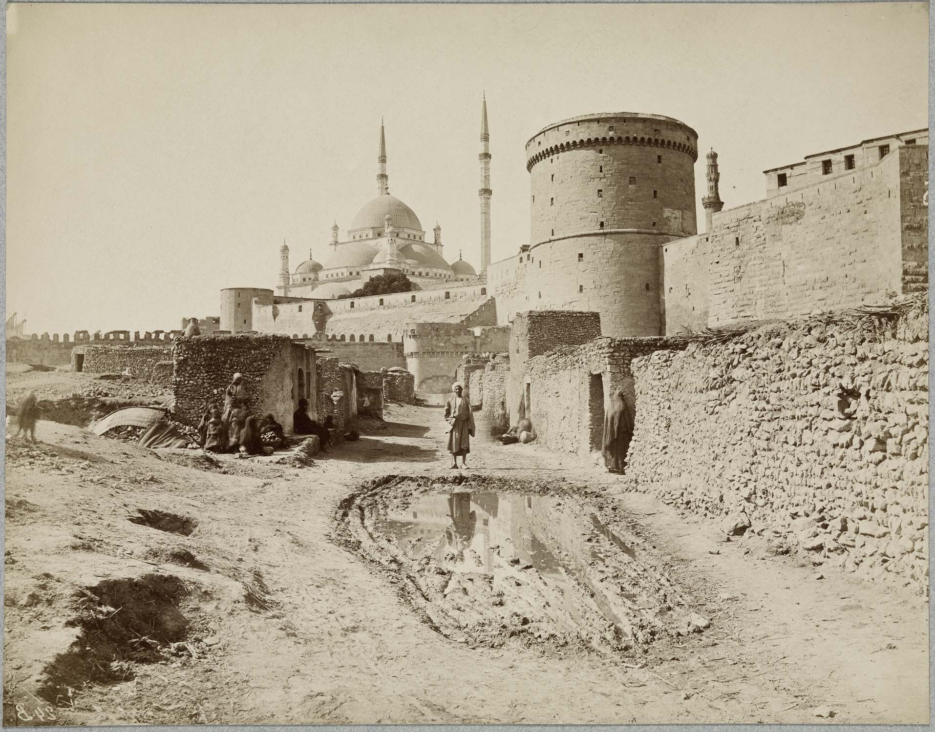 Dômes de la mosquée et remparts depuis l'est