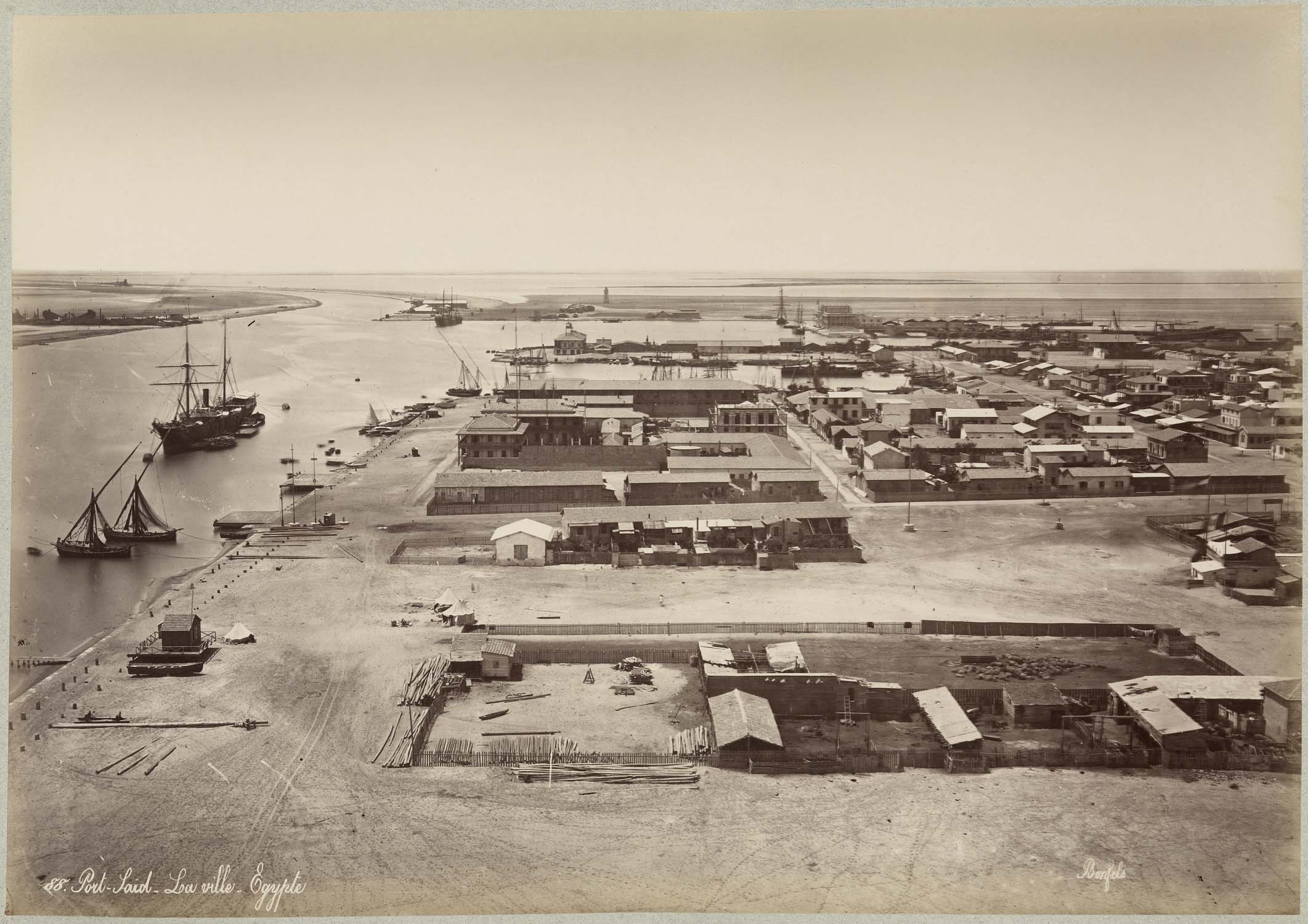 La ville et le canal de Suez