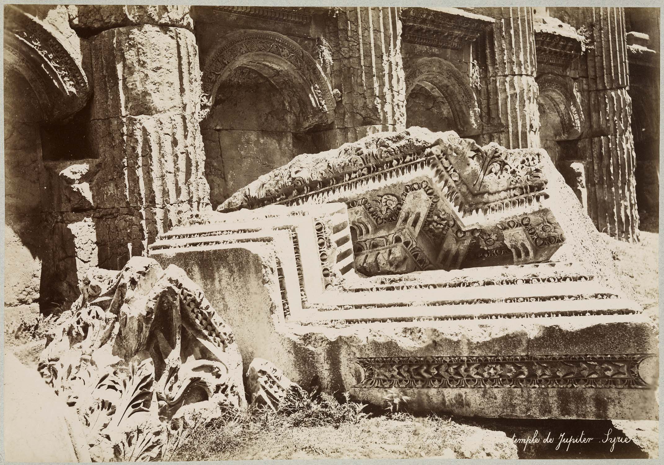 Fragment de corniche à terre
