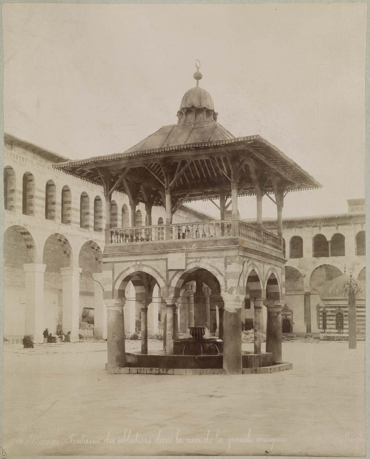 Fontaine des ablutions dans la cour